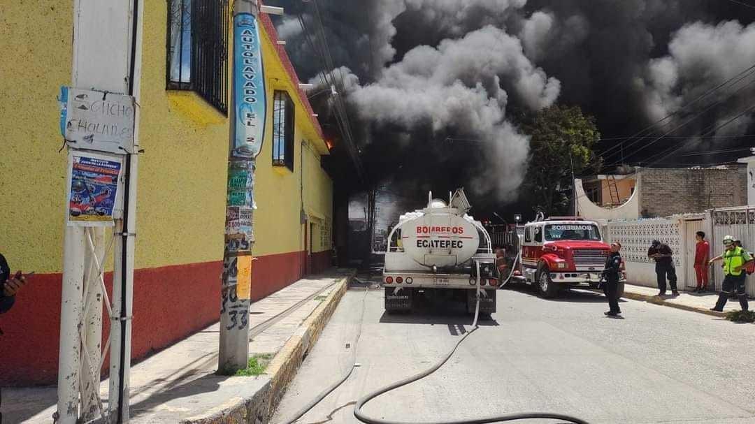 Un incendio consumió una bodega con desperdicios industriales en Santa María Chiconautla, en Ecatepec, no hubo lesionados. Foto: Cortesía