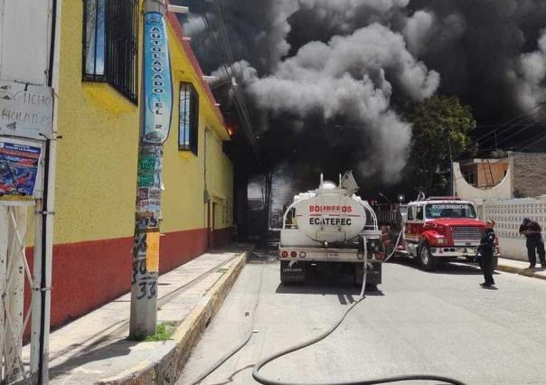 VIDEO: Se quema bodega de desperdicios industriales en Ecatepec