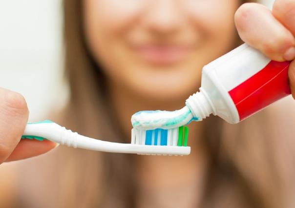 Sorprenden a mujer lavándose los dientes en el Metro; ¡se traga la pasta!