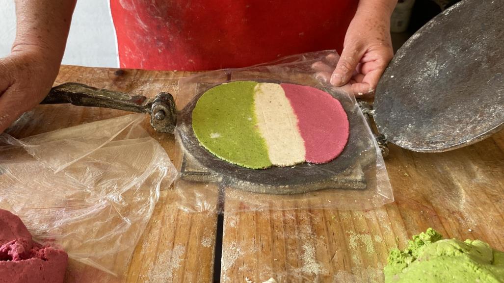 La tortilla tricolor, una creación que nació como un regalo hace 27 años