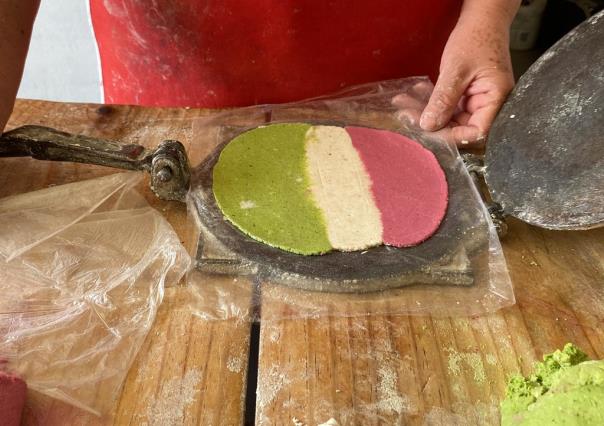 La tortilla tricolor, una creación que nació como un regalo hace 27 años