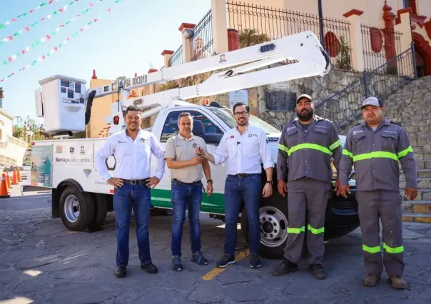 Santiago adquiere camión con pluma para reparación de luminarias