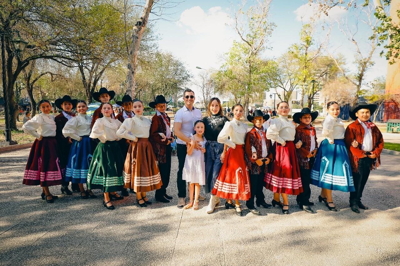 El espectáculo contó con la colaboración de cuatro reconocidos coreógrafos, quienes prepararon a los danzantes para interpretar temas populares y tradicionales. Foto: Cortesía.