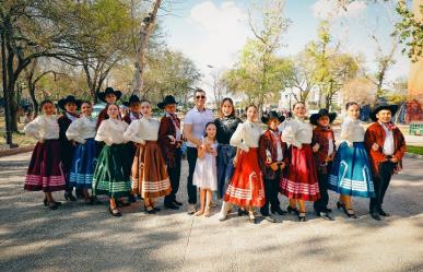 Participan miles en baile folklórico masivo por aniversario de Monterrey