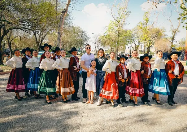 Participan miles en baile folklórico masivo por aniversario de Monterrey