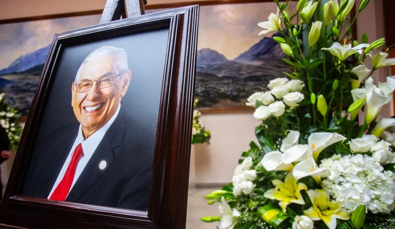Despedida con honores al doctor Luis Eugenio Todd en la UANL