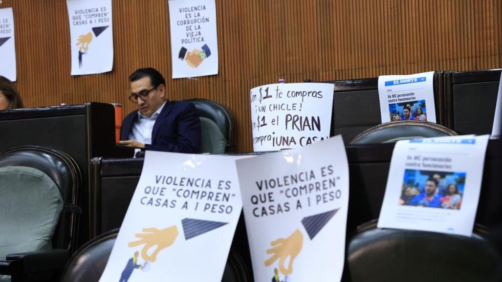 Se confrontan diputados con lucha de pancartas en Congreso del Estado