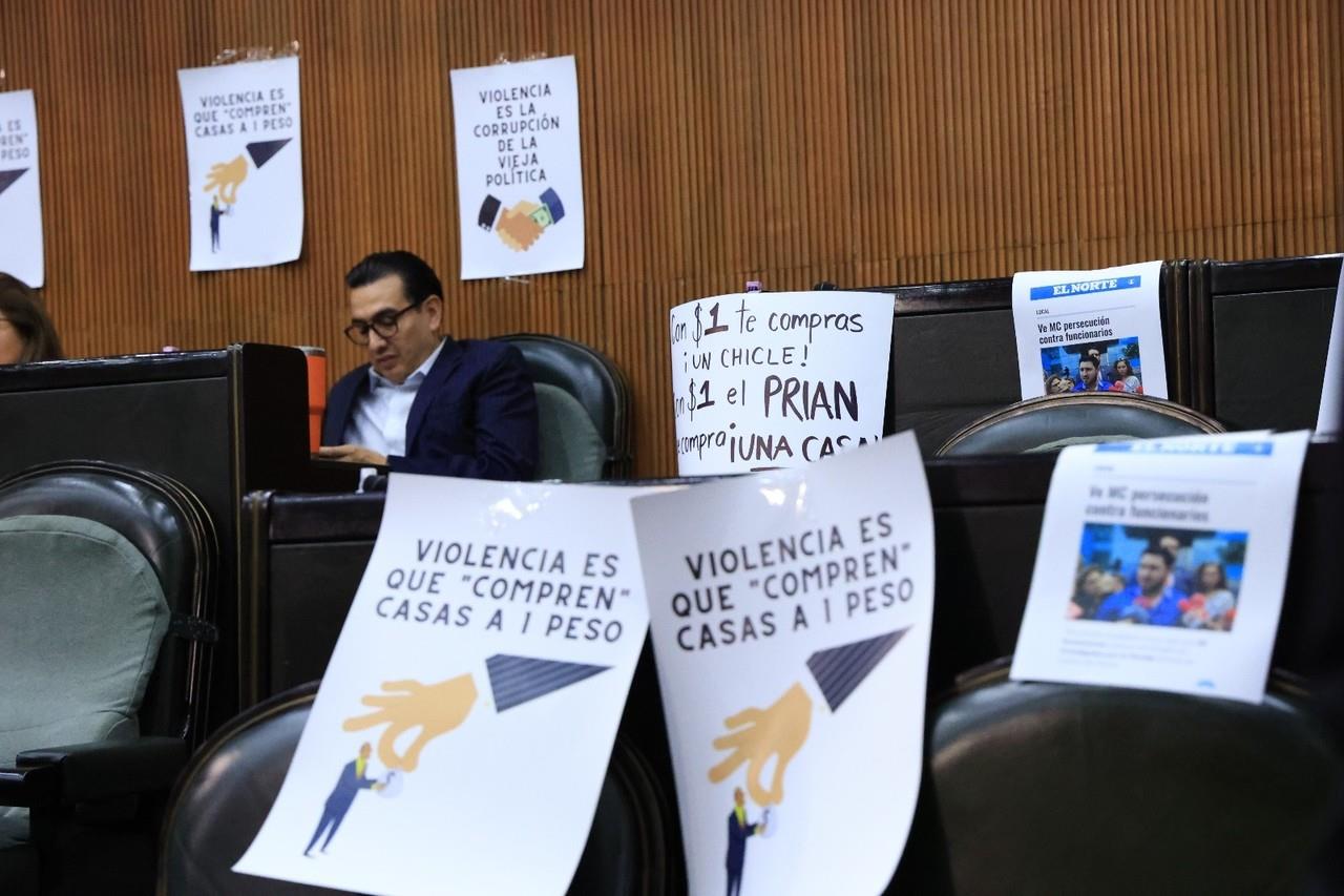 Los diputados y diputadas de Movimiento Ciudadano, hicieron lo suyo, colocando pancartas donde se leía, “Con $1 peso te compras un chicle”, “Con un $1 peso el PRIAN se compró Una Casa”. Fotos: Armando Galicia