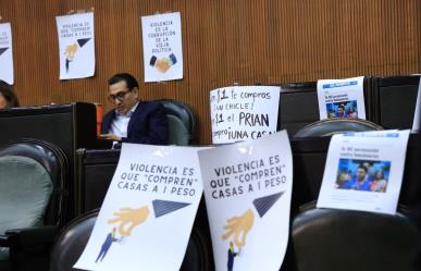 Se confrontan diputados con lucha de pancartas en Congreso del Estado