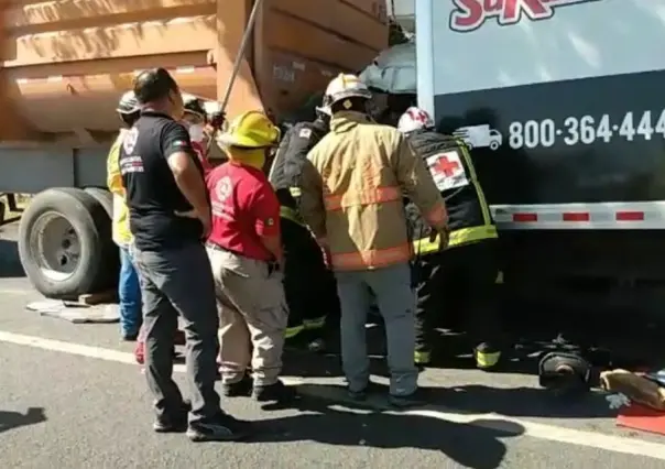 Dos hombres quedan prensados tras fuerte accidente en Montemorelos