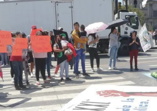 Protestan maestros despedidos en Chalco, exigen recontratación