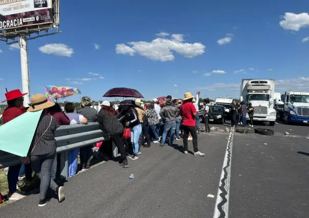 VIDEO: Bloquean el Circuito Exterior Mexiquense por disputa territorial