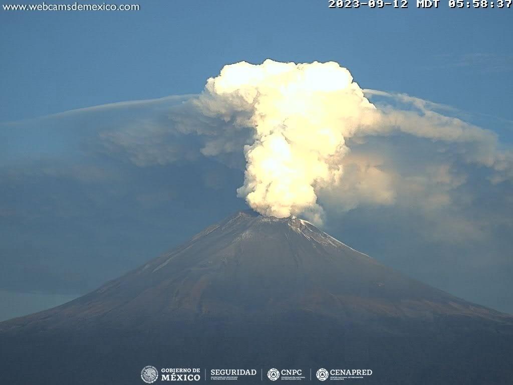 Exhala el Popo fumarola de más de dos  mil metros de altura, registra actividad constante por varias horas. Foto: Cortesía