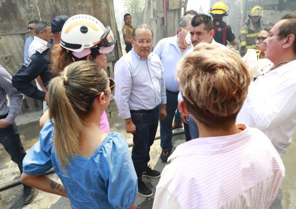 Andrés Mijes atiende a vecinos tras incendio en Río Pesquería