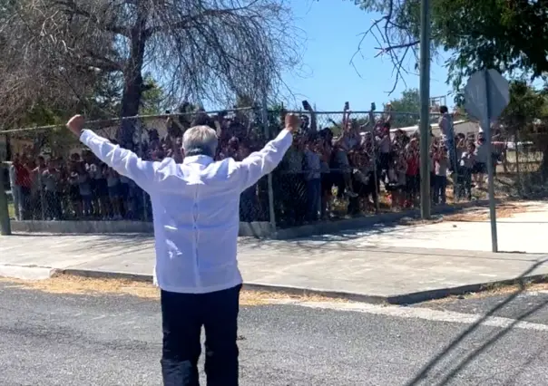 Niños de China, Nuevo León reciben a AMLO como rockstar