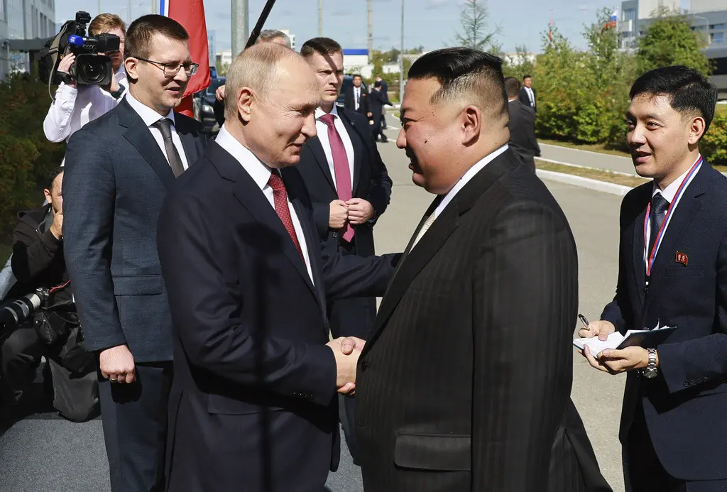 El presidente de Rusia, Vladímir Putin (izquierda), y el líder norcoreano, Kim Jong Un, se estrechan la mano durante un encuentro en el cosmódromo de Vostochny. (Vladimir Smirnov, Sputnik, Kremlin Pool Foto vía AP)