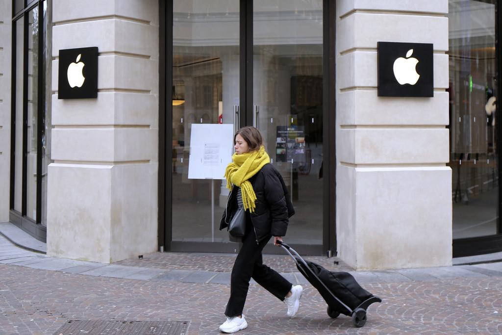 En esta imagen de archivo, una mujer pasa por delante de un tienda de Apple cerrada en Lille, en el norte de Francia, el 16 de marzo de 2020. (AP Foto/Michel Spingler, archivo)