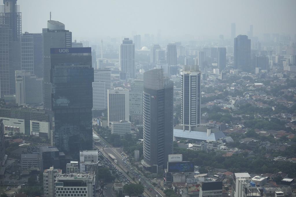 La bruma cubre el principal distrito comercial de Yakarta, Indonesia, 11 de agosto de 2023. (AP Foto/Dita Alangkara, Archivo)