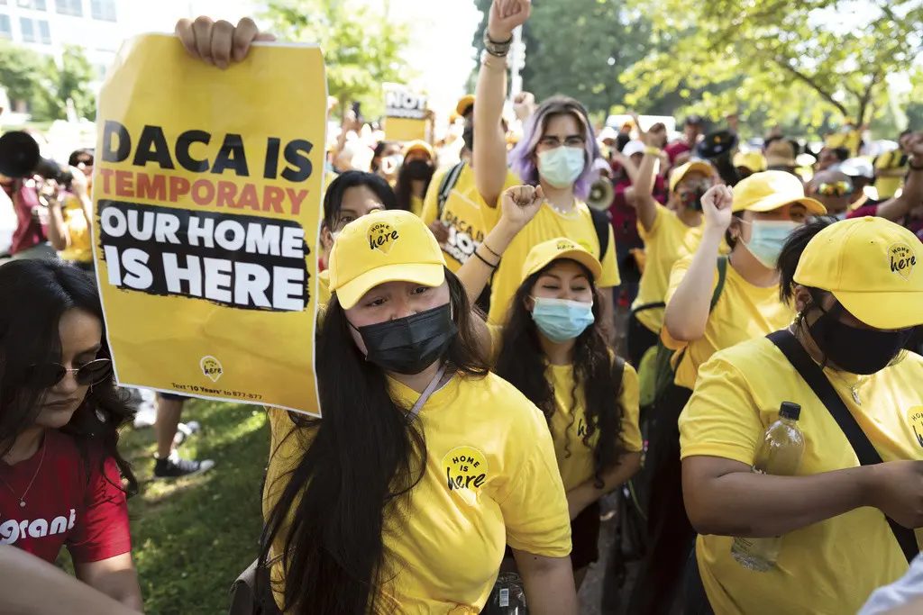 El letrero de Lujano dice El DACA es temporal. Nuestro hogar es aquí. (AP Foto/J. Scott Applewhite, Archivo)