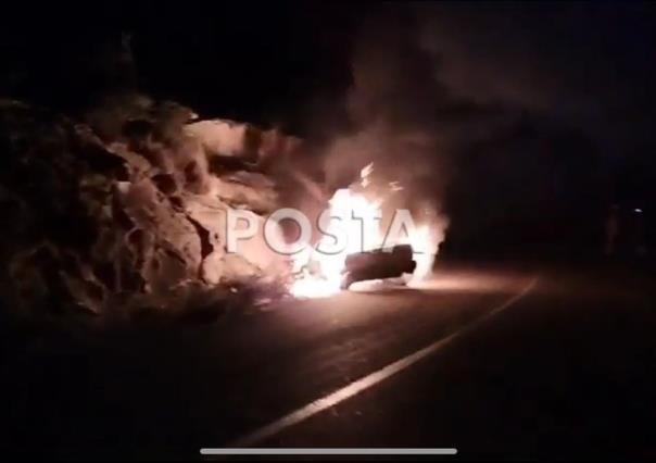 Incendian taxi con un hombre encajuelado