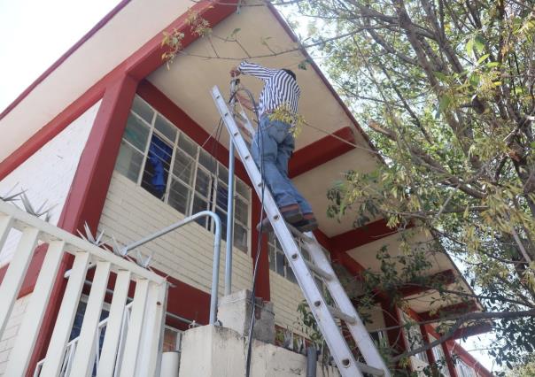 Arreglan falta de electricidad en escuela de La Fama, en Santa Catarina