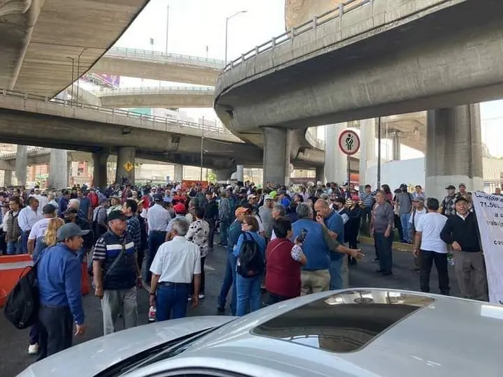 Bloqueo en Periférico: Trabajadores de Ruta 100 exigen pagos de liquidaciones. Foto: Ramón Ramírez