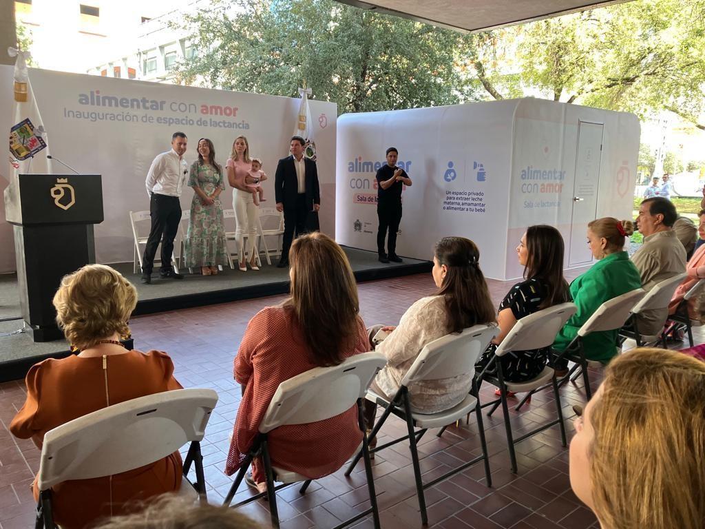 El gobernador, Samuel García, junto con la titular de Amar a Nuevo León, Mariana Rodríguez, el alcalde de Monterrey, Luis Donaldo Colosio y su esposa, Marilú García, inauguraron un lactario en la planta baja del Palacio Municipal. Foto: Rosy Sandoval