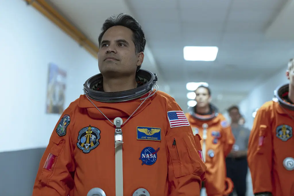 En esta imagen proporcionada por Prime Michael Peña en una escena de A Million Miles Away. (Prime vía AP)