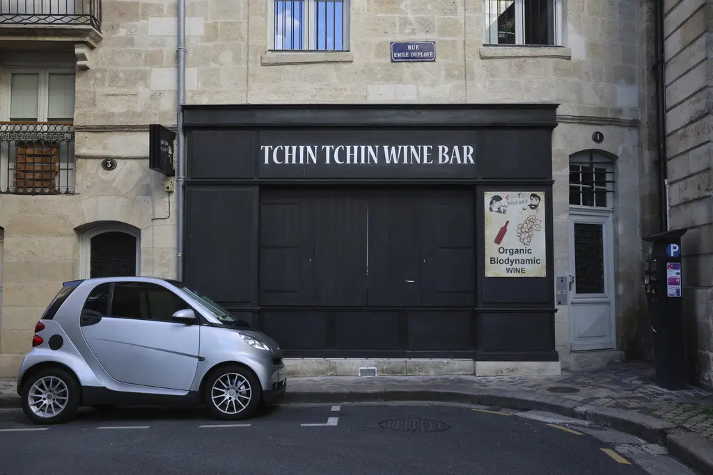 Imagen del bar de vinos Tchin Thin en Burdeos, suroeste de Francia, tomada el jueves 14 de septiembre de 2023. (AP Foto/Sophie Garcia)