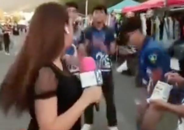 ¡Por eso el cinto! Le bajan los pantalones a joven durante transmisión en vivo