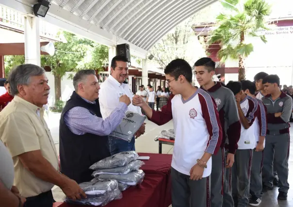 Inició la entrega de uniformes escolares