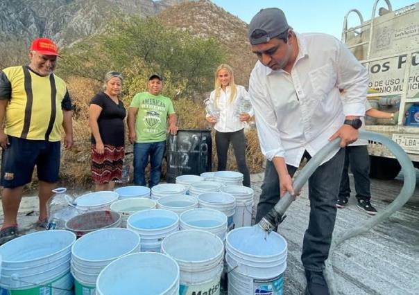 Entrega Jesús Nava agua en pipas a colonias de Santa Catarina