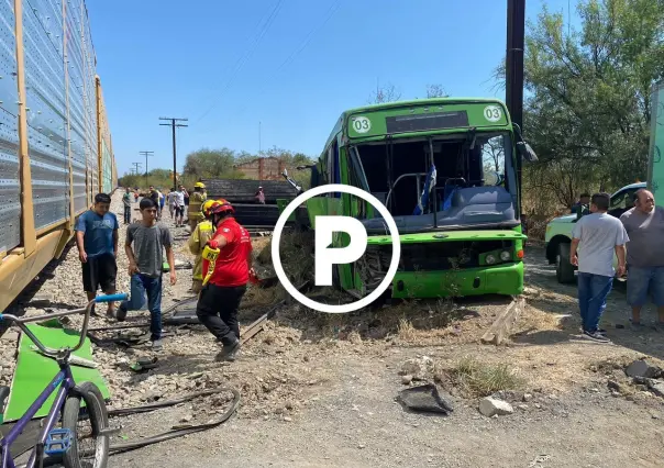 Embiste tren a camión urbano en Linares; el chofer vive de milagro