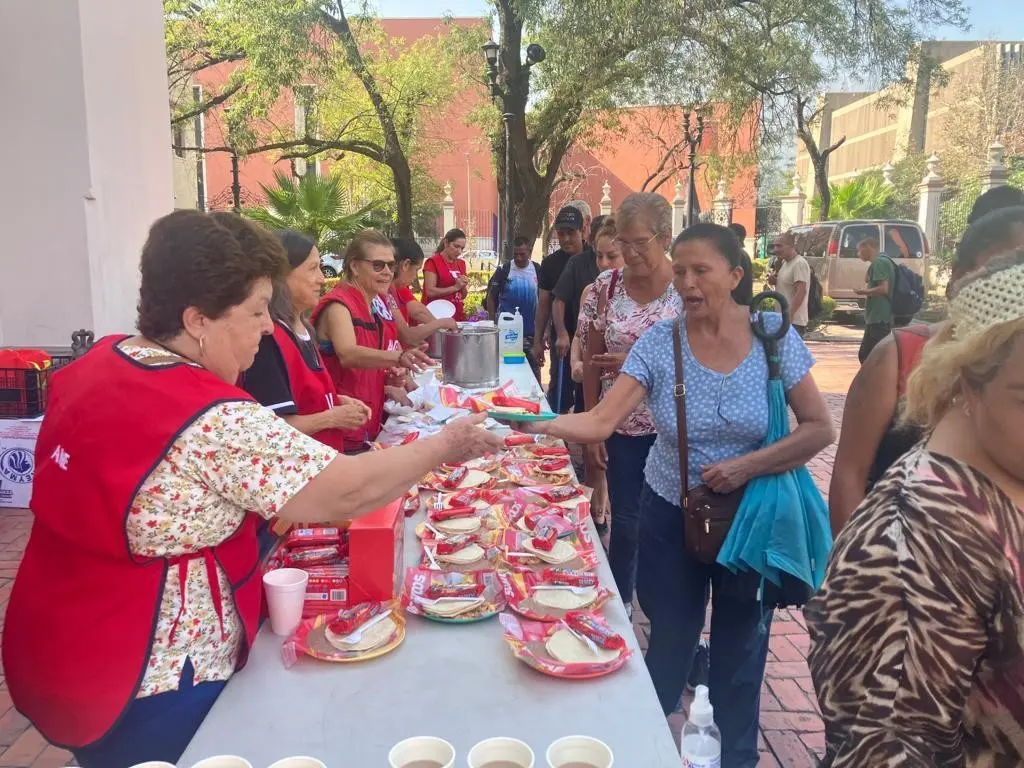 Las voluntarias mencionaron que tienen tres años compartiendo los alimentos, ellas le llaman apostolado, y mencionan que cada día crece el número de migrantes. Foto: Rosy Sandoval