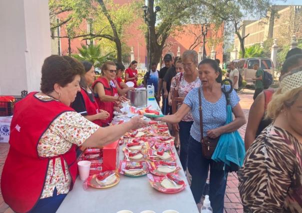 Voluntarias comparten su tiempo y alimento con migrantes