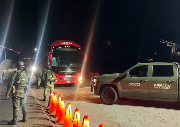 Encuentran 25 migrantes en autobús de turismo en Altamira, Tamaulipas