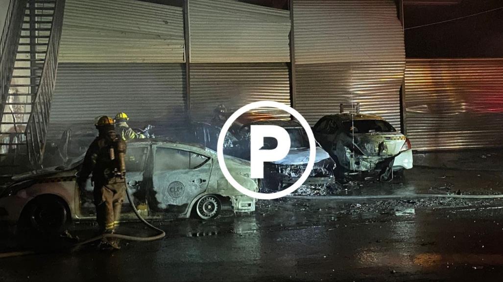 Presuntos delincuentes prenden fuego a base de taxis en el centro de Monterrey