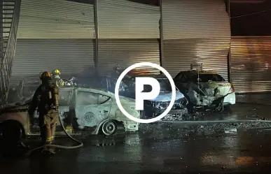 Presuntos delincuentes prenden fuego a base de taxis en el centro de Monterrey