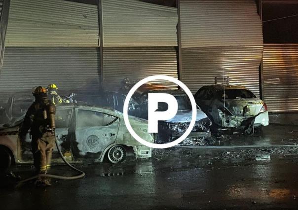 Presuntos delincuentes prenden fuego a base de taxis en el centro de Monterrey