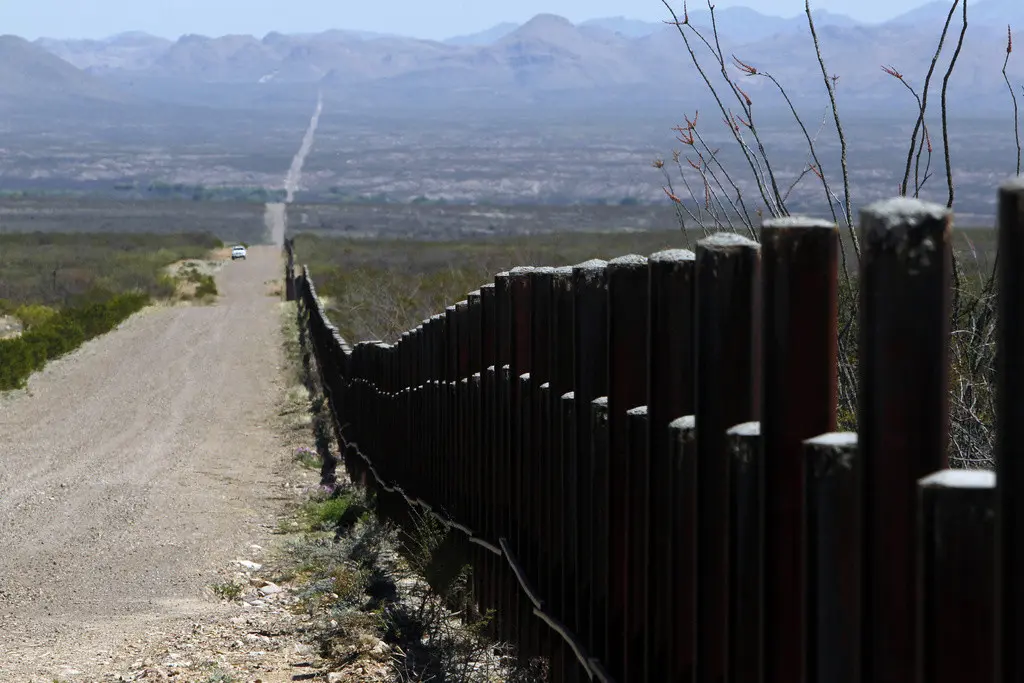 Una camioneta de la Oficina de Aduanas y Protección Fronteriza, a la distancia, vigila la frontera de Estados Unidos con México, el 18 de marzo de 2016, en Douglas, Arizona. (AP Foto/Ricardo Arduengo, Archivo)