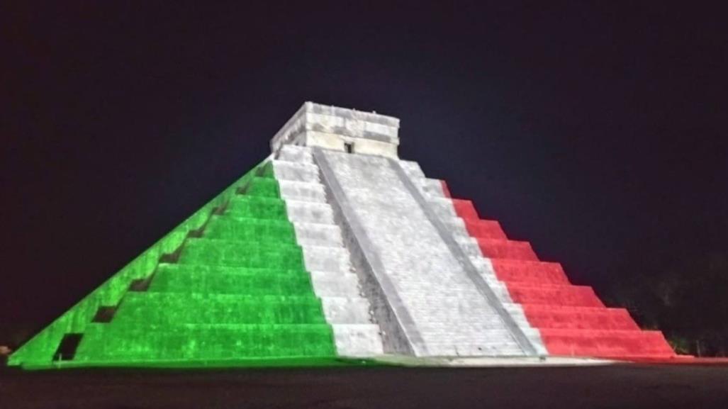 Iluminan pirámide de Kukulcán en ChichénItzá con colores patrios