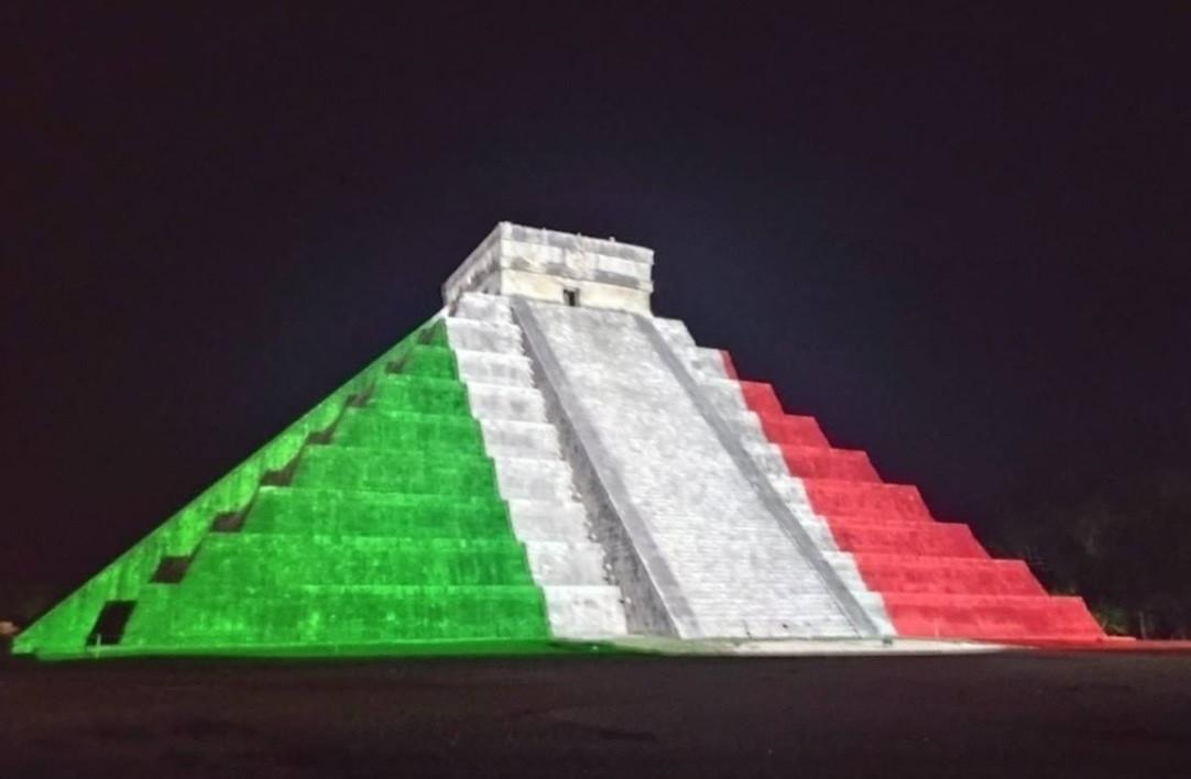 Iluminan pirámide de Kukulcán en ChichénItzá con colores patrios