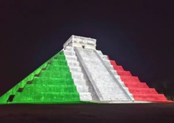 Iluminan pirámide de Kukulcán en ChichénItzá con colores patrios