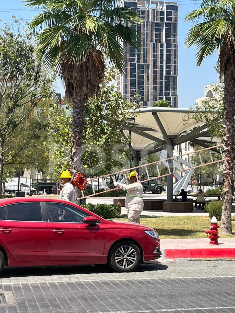 Eliminan riesgos eléctricos alrededor de la Macroplaza previo al Grito
