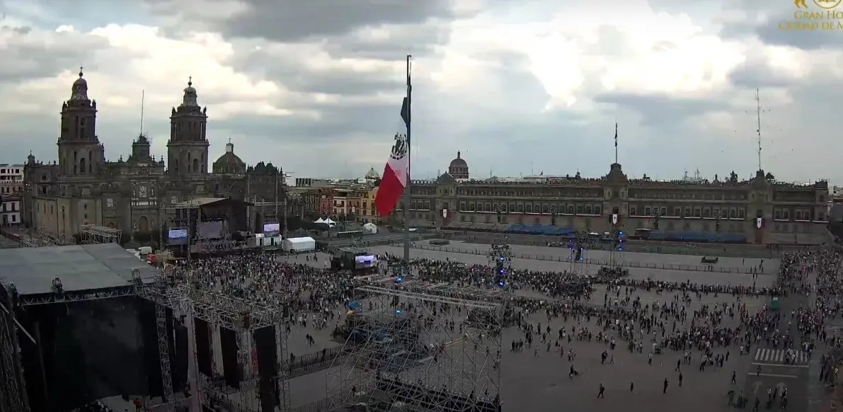 Primeros asistentes llegan al Zócalo para el Grito de Independencia. Foto: webcamsdemexico