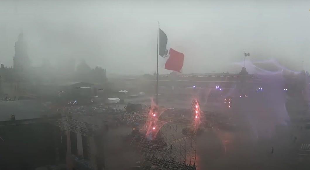 Lluvia sorprende en el Grito de Independencia en el Zócalo de la CDMX. Foto: @webcamsdemexico