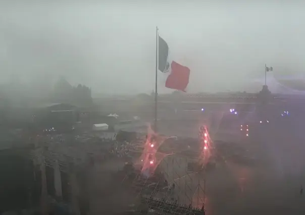 Lluvia sorprende en el Grito de Independencia en el Zócalo de la CDMX