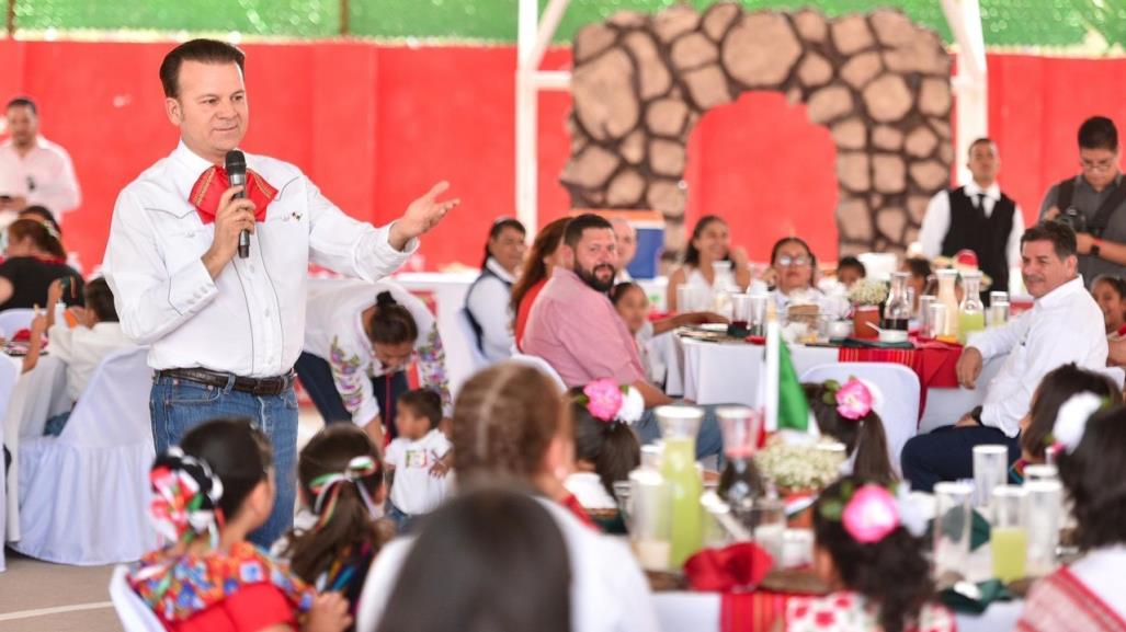 Llevaron gobernador y su esposa las fiestas patrias a niños de Casa Hogar DIF