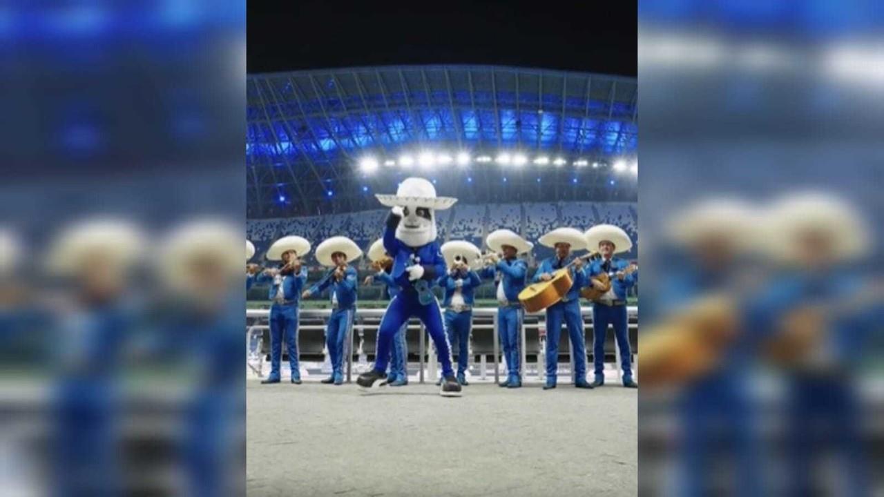 Monty, mascota de Rayados, prende los festejos por el grito de Independencia en el Estadio BBVA. Foto: TikTok montyrayado