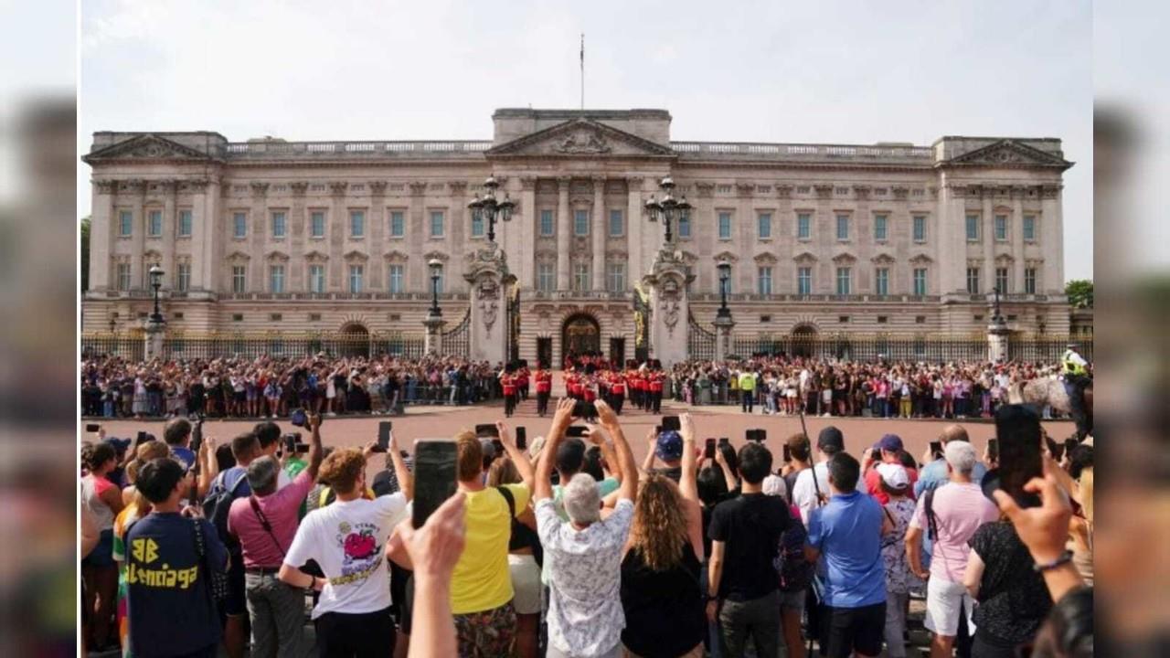 A pesar de la seguridad reforzada, los intentos de intrusión en el Palacio de Buckingham, residencia real en el centro de Londres, como en el castillo de Windsor, situado al oeste de la capital, no son pocos. Foto: AP